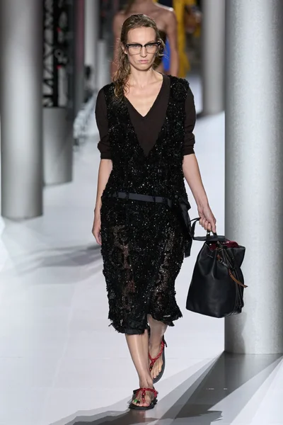 Look 16